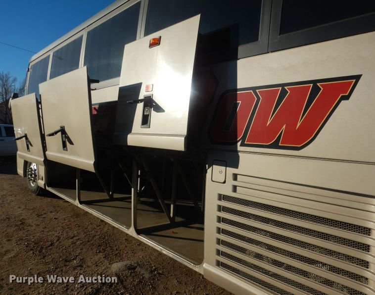 image for item HU9364 2001 MCI E4500  coach bus