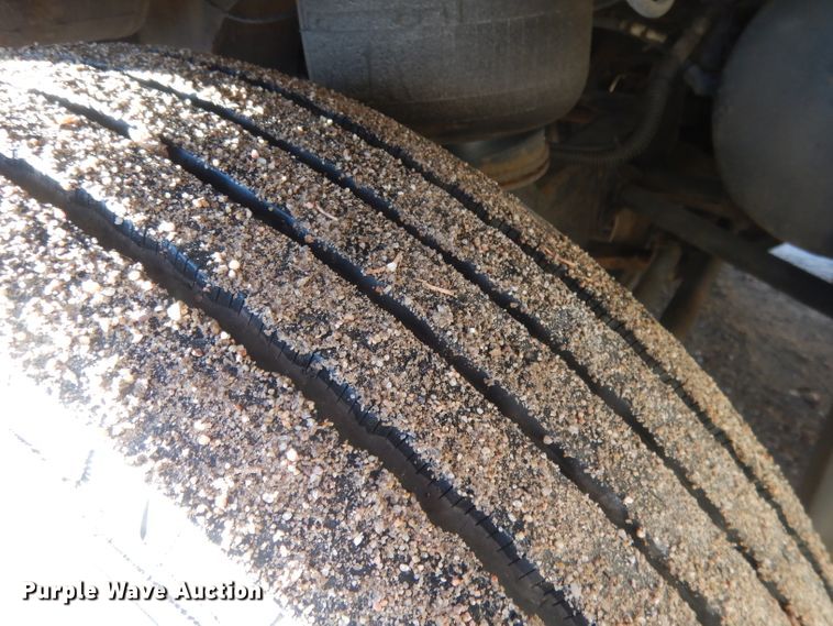 image for item HU9364 2001 MCI E4500  coach bus