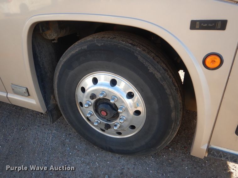 image for item HU9364 2001 MCI E4500  coach bus