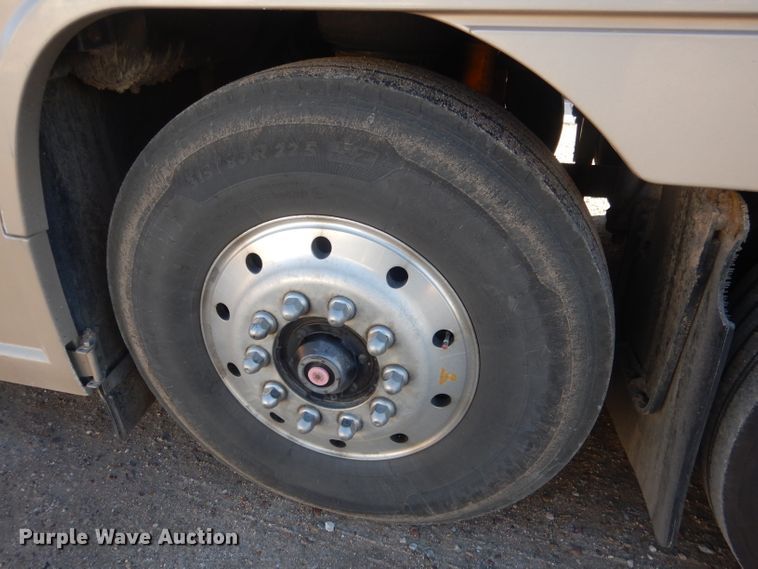 image for item HU9364 2001 MCI E4500  coach bus