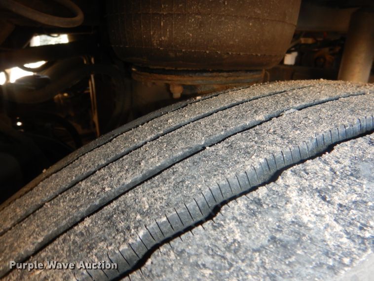 image for item HU9364 2001 MCI E4500  coach bus