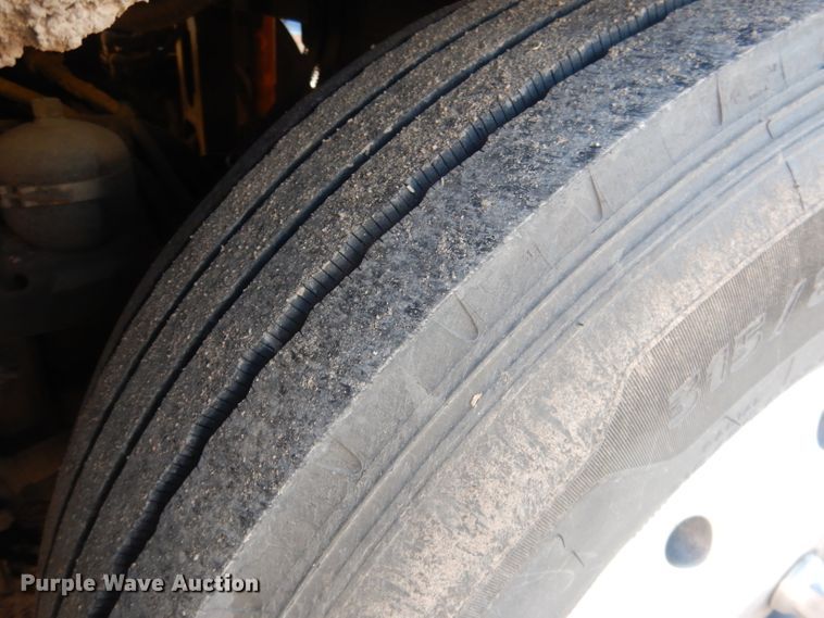 image for item HU9364 2001 MCI E4500  coach bus