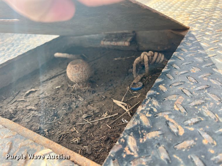 image for item ID9623 2005 Ford F550 Super Duty XLT  Crew Cab flatbed truck