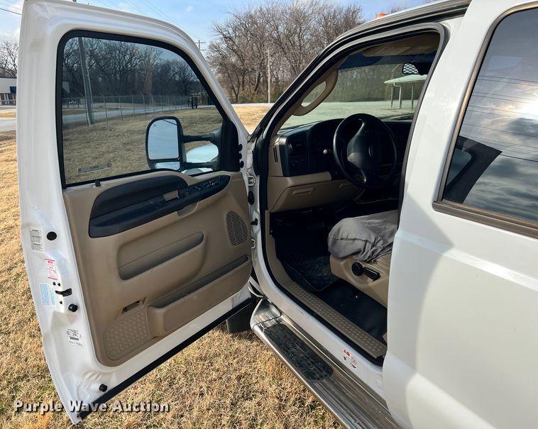 image for item ID9623 2005 Ford F550 Super Duty XLT  Crew Cab flatbed truck