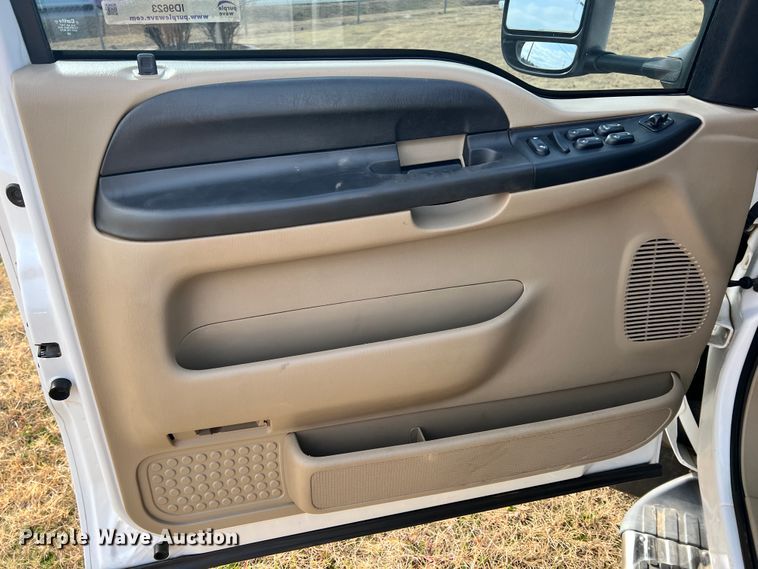 image for item ID9623 2005 Ford F550 Super Duty XLT  Crew Cab flatbed truck