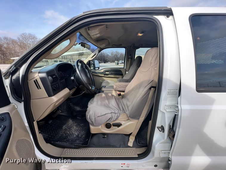 image for item ID9623 2005 Ford F550 Super Duty XLT  Crew Cab flatbed truck