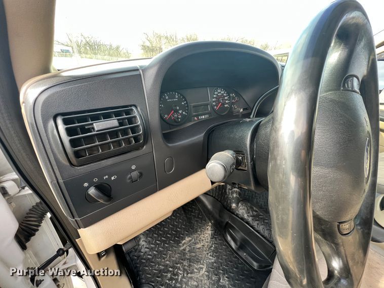 image for item ID9623 2005 Ford F550 Super Duty XLT  Crew Cab flatbed truck