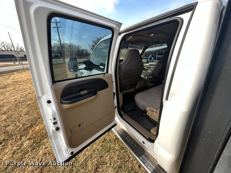 image for item ID9623 2005 Ford F550 Super Duty XLT  Crew Cab flatbed truck