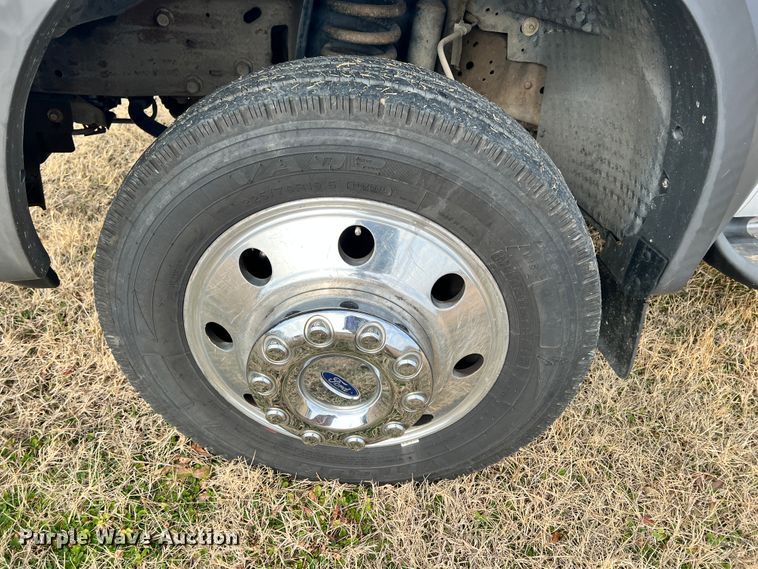 image for item ID9623 2005 Ford F550 Super Duty XLT  Crew Cab flatbed truck