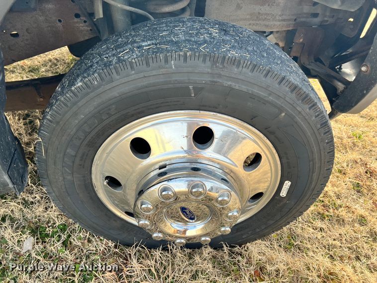 image for item ID9623 2005 Ford F550 Super Duty XLT  Crew Cab flatbed truck