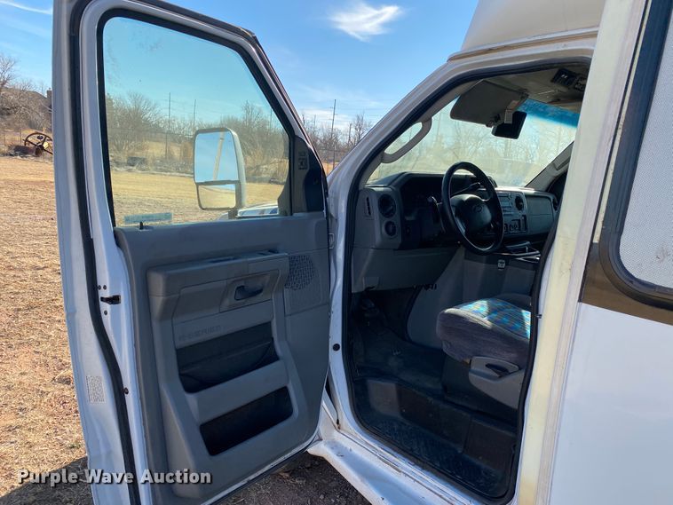 image for item IG9276 2009 Ford E450  shuttle bus