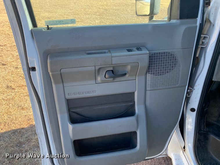 image for item IG9276 2009 Ford E450  shuttle bus