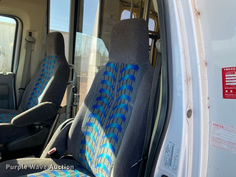 image for item IG9276 2009 Ford E450  shuttle bus