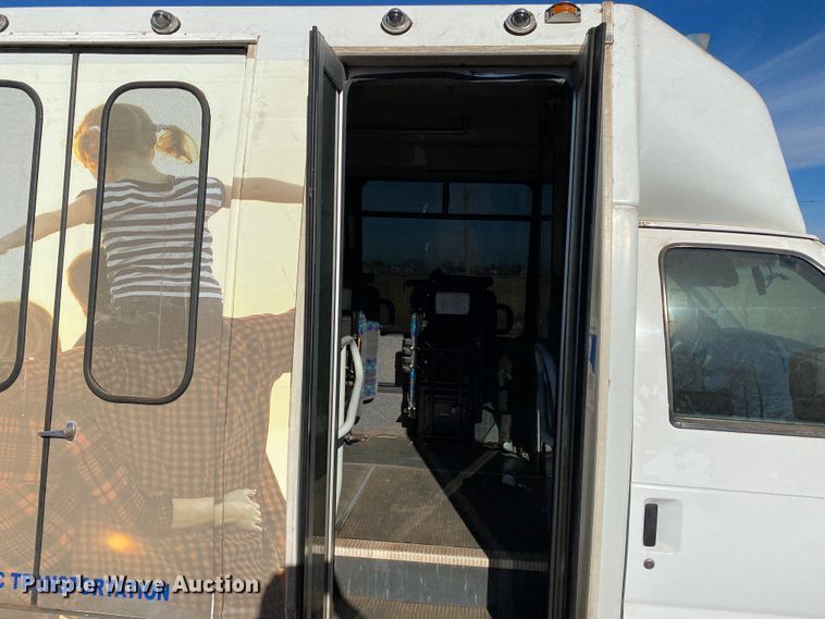 image for item IG9276 2009 Ford E450  shuttle bus
