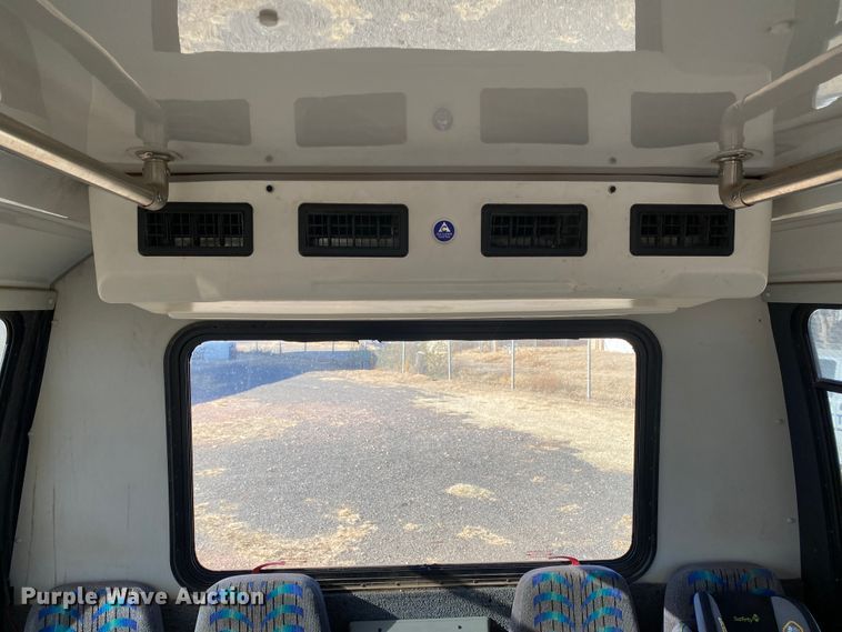 image for item IG9276 2009 Ford E450  shuttle bus