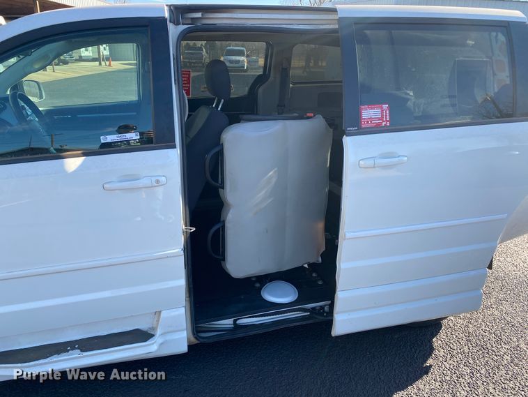 image for item IG9279 2010 Dodge Grand Caravan SE  handicap accessible van
