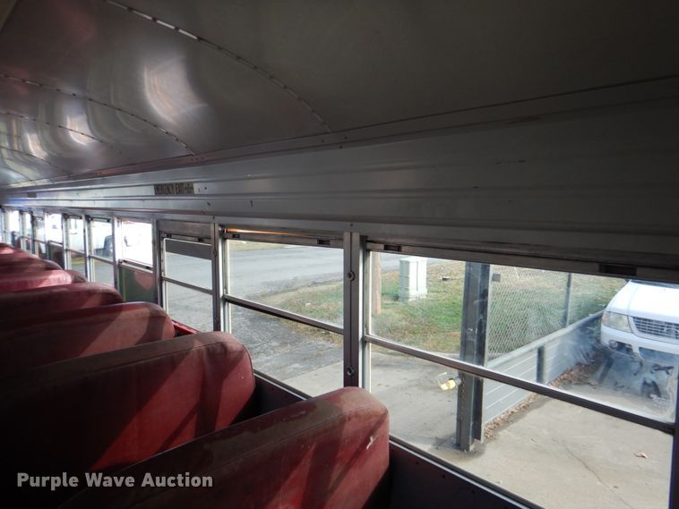 image for item IG9543 2001 International 3800  school bus