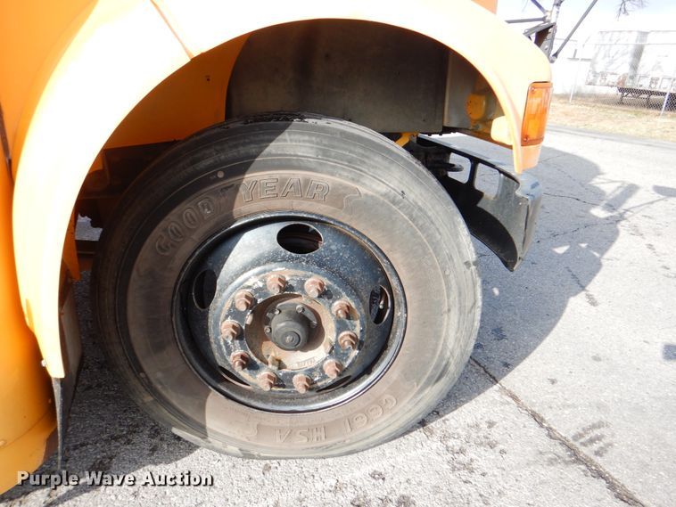 image for item IG9543 2001 International 3800  school bus