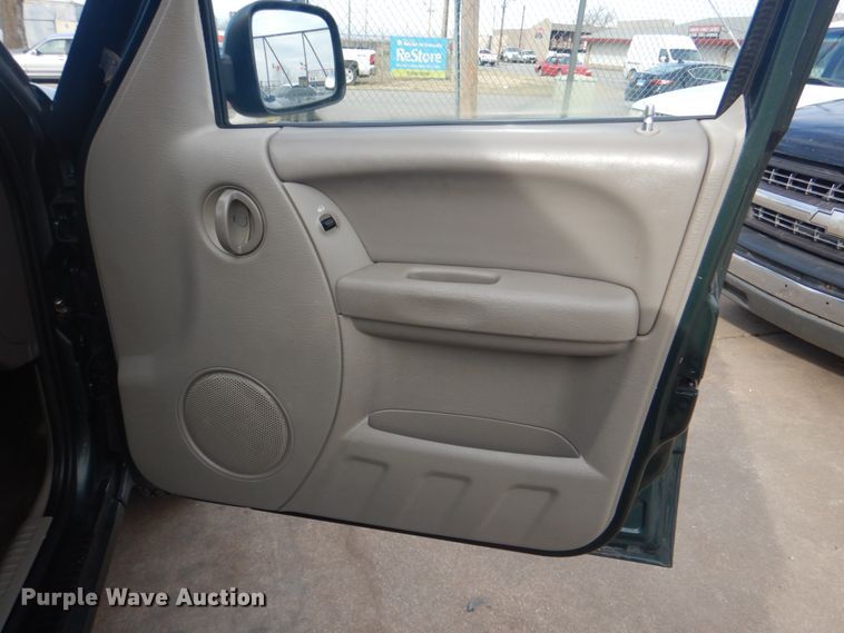 image for item IG9563 2003 Jeep Liberty  SUV