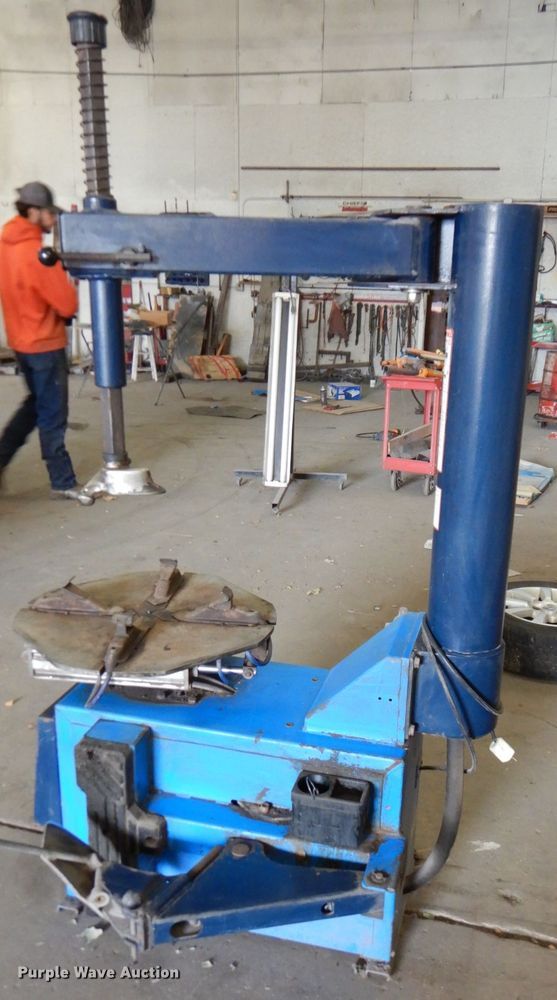 Hofmann Monty 1610 tire changer in Topeka, KS Item IH9127 sold