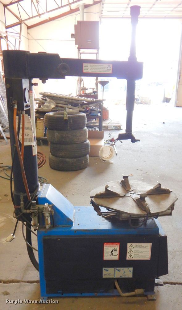 Hofmann Monty 1610 tire changer in Topeka, KS Item IH9127 sold