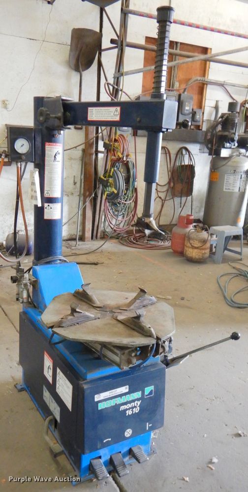 Hofmann Monty 1610 tire changer in Topeka, KS Item IH9127 sold