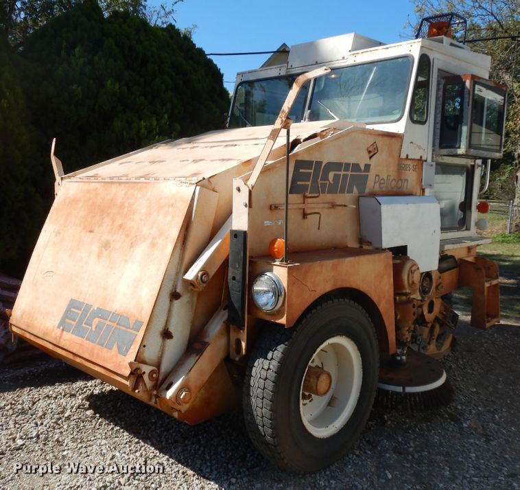 image for item IK9507 Elgin Pelican Series SE  street sweeper truck