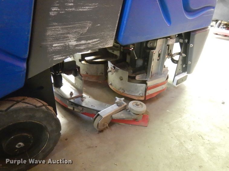 image for item IO9661 Chariot Iscrub  24" W floor scrubber