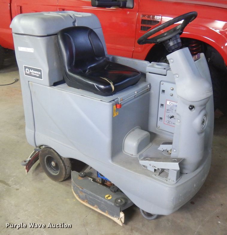 image for item IO9663 Nilfisk Advance Advenger 2810D  24" W floor scrubber