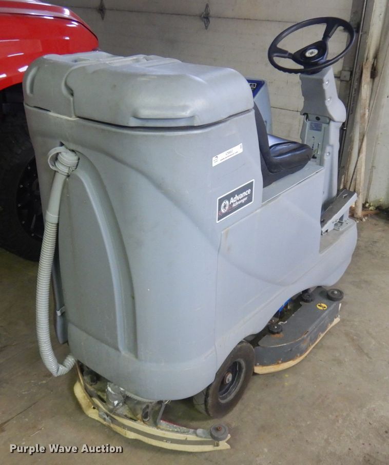 image for item IO9663 Nilfisk Advance Advenger 2810D  24" W floor scrubber