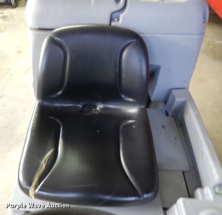 image for item IO9663 Nilfisk Advance Advenger 2810D  24" W floor scrubber