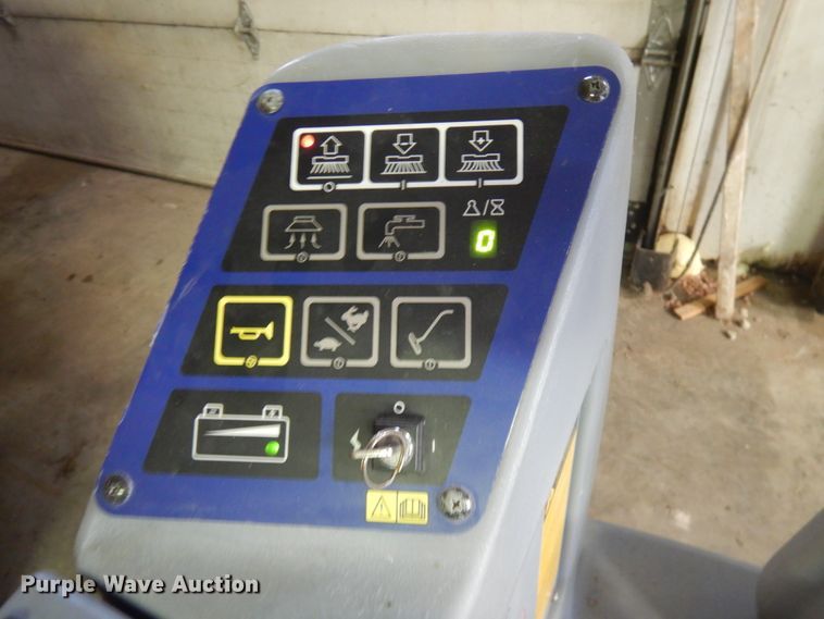 image for item IO9663 Nilfisk Advance Advenger 2810D  24" W floor scrubber