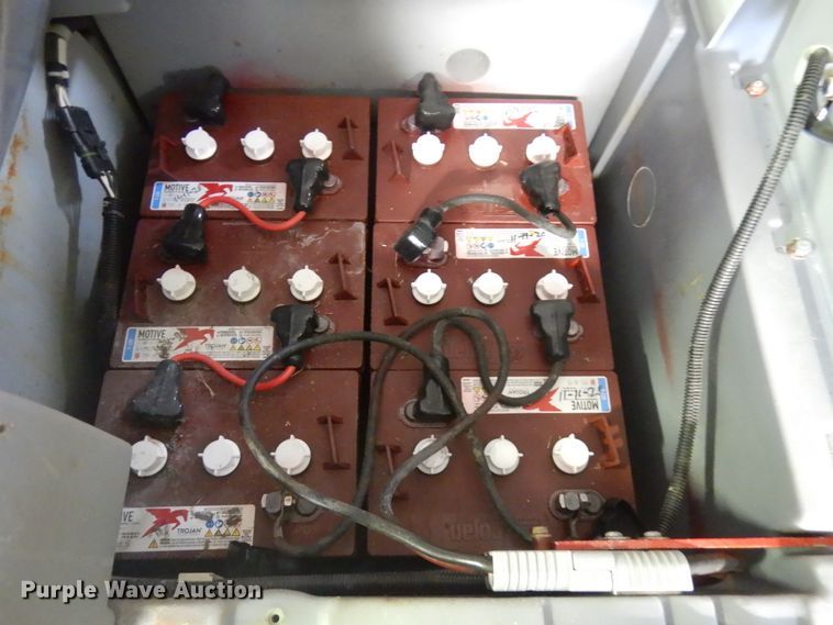 image for item IO9663 Nilfisk Advance Advenger 2810D  24" W floor scrubber