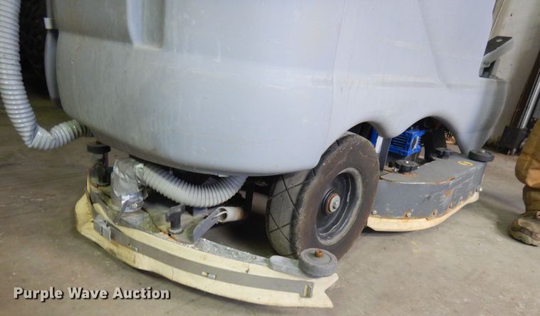 image for item IO9663 Nilfisk Advance Advenger 2810D  24" W floor scrubber