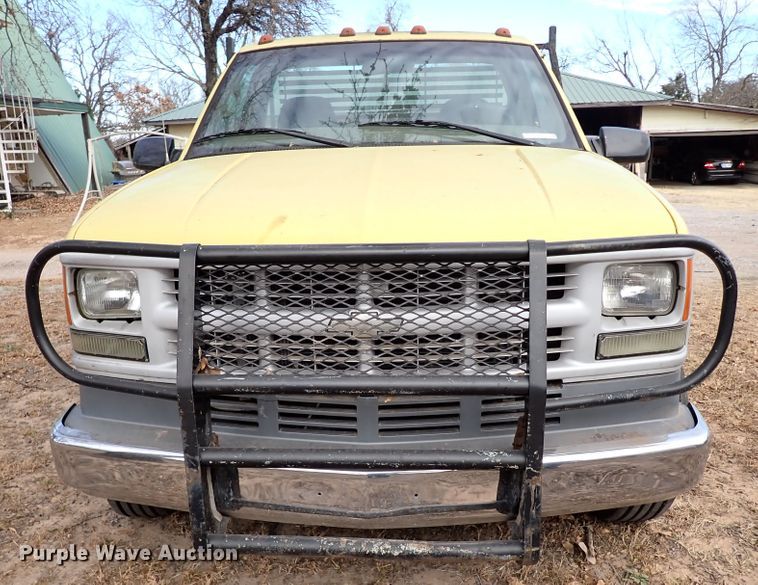 image for item IS9333 2001 Chevrolet Silverado 3500HD  tow truck
