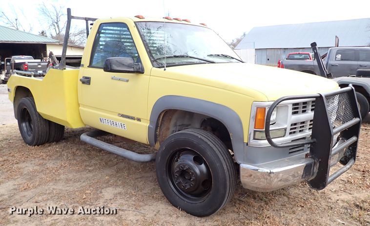 image for item IS9333 2001 Chevrolet Silverado 3500HD  tow truck