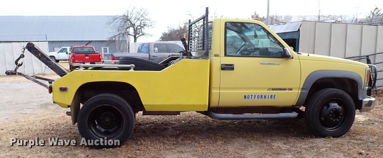 image for item IS9333 2001 Chevrolet Silverado 3500HD  tow truck
