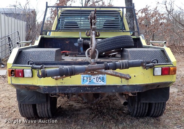 image for item IS9333 2001 Chevrolet Silverado 3500HD  tow truck