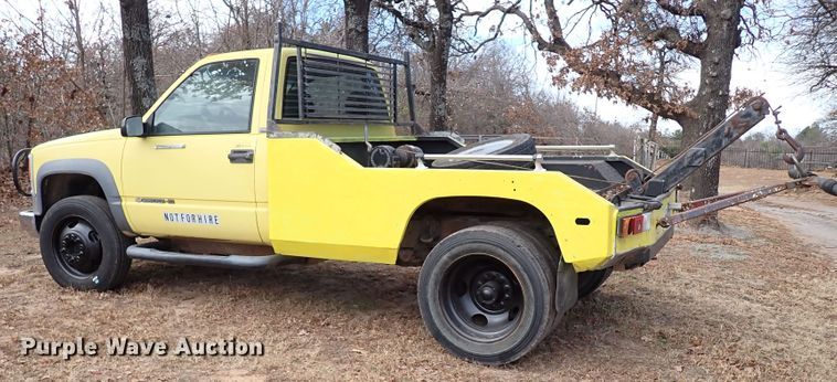image for item IS9333 2001 Chevrolet Silverado 3500HD  tow truck