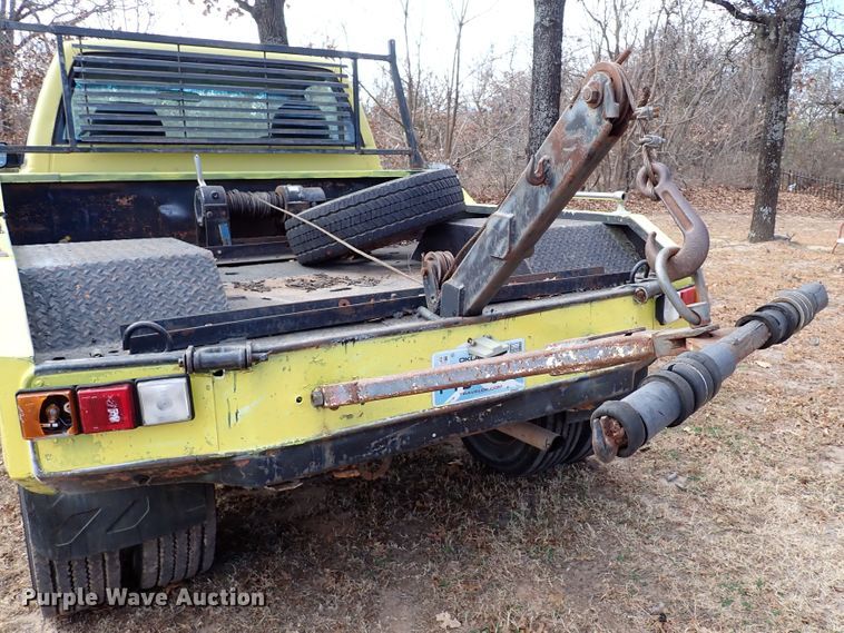 image for item IS9333 2001 Chevrolet Silverado 3500HD  tow truck