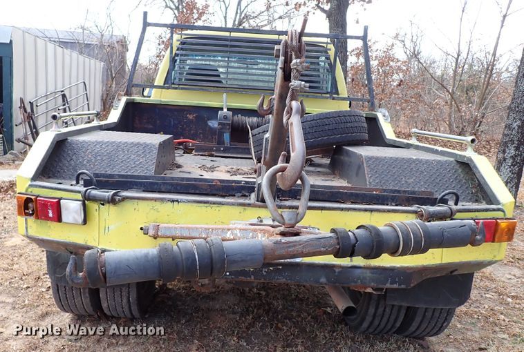 image for item IS9333 2001 Chevrolet Silverado 3500HD  tow truck