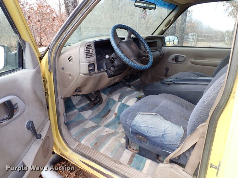 image for item IS9333 2001 Chevrolet Silverado 3500HD  tow truck