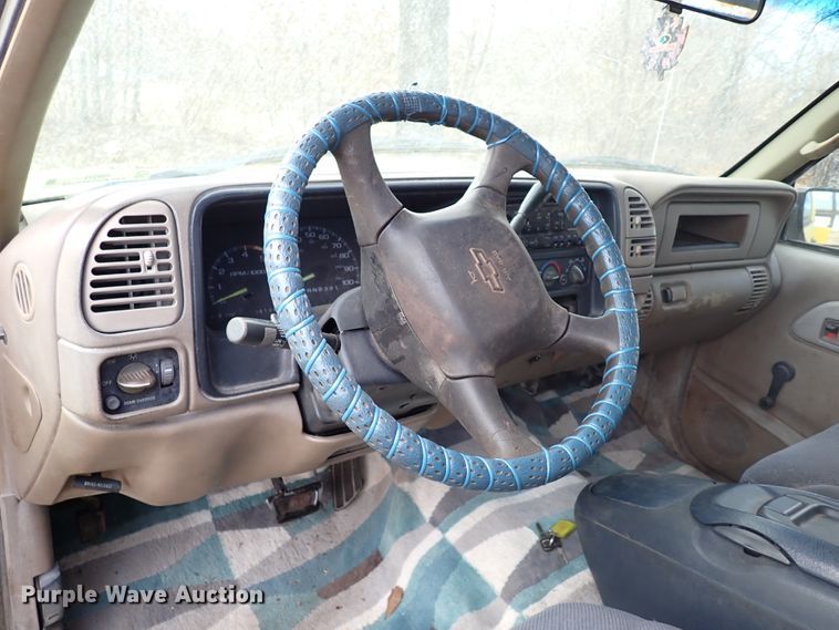 image for item IS9333 2001 Chevrolet Silverado 3500HD  tow truck