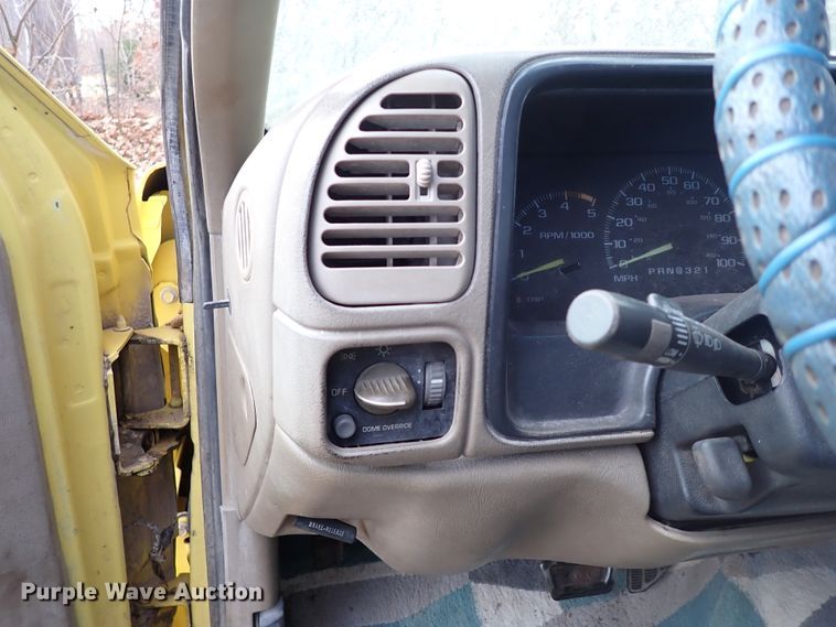 image for item IS9333 2001 Chevrolet Silverado 3500HD  tow truck