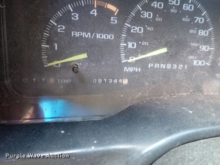 image for item IS9333 2001 Chevrolet Silverado 3500HD  tow truck