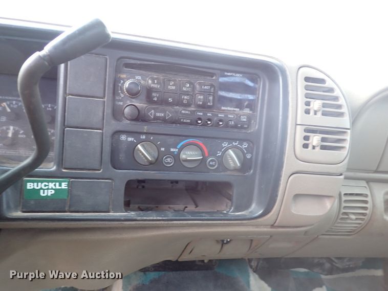 image for item IS9333 2001 Chevrolet Silverado 3500HD  tow truck