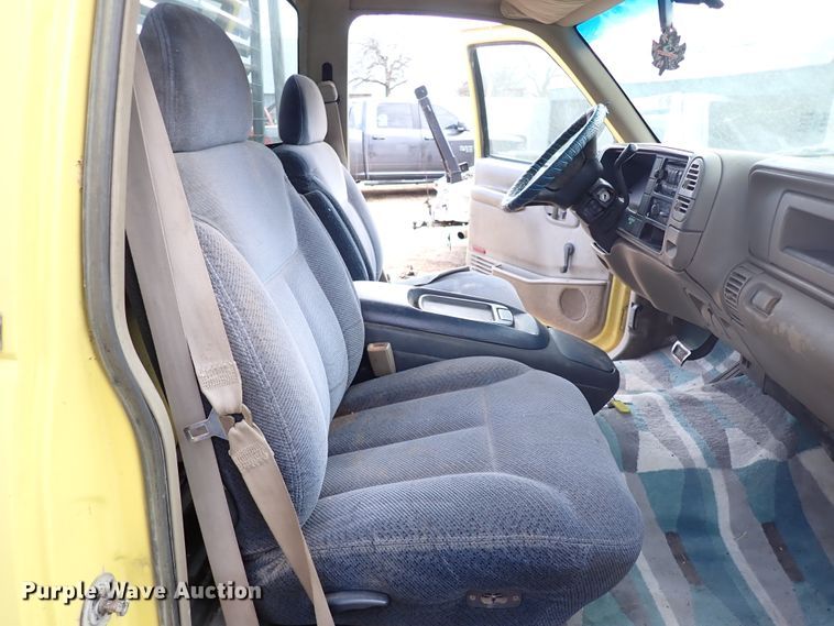 image for item IS9333 2001 Chevrolet Silverado 3500HD  tow truck