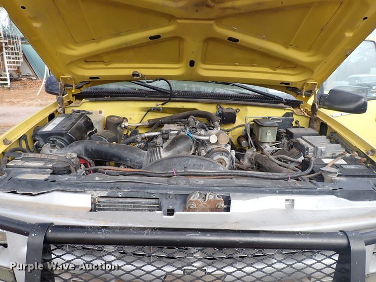 image for item IS9333 2001 Chevrolet Silverado 3500HD  tow truck