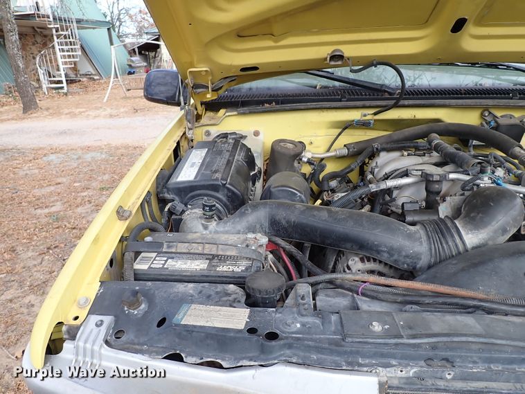 image for item IS9333 2001 Chevrolet Silverado 3500HD  tow truck