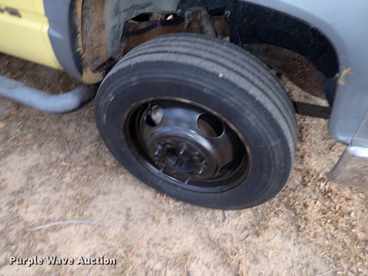 image for item IS9333 2001 Chevrolet Silverado 3500HD  tow truck